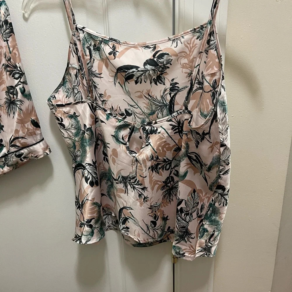 Victoria’s Secret cozy Silky feeling pajamas, shorts and tops new condition - Picture 2 of 8